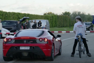 333 km/h na rowerze! Nawet Ferrari nie ma najmniejszych szans!