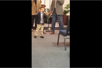 4-latek podbił serca wiernych swoim występem w kościele! Jego śpiew porwał tłumy! 