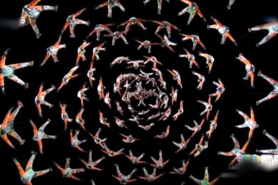 500 akrobatów zbudowało choinkę ze swoich ciał! Niesamowity pokaz ludzkiej synchronizacji! 