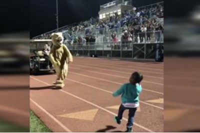 6-latka zaczyna tańczyć przed pełnymi trybunami! Kiedy dołączyła do niej maskotka ludzie oszaleli!