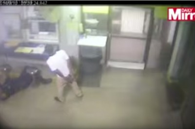 Aresztowany nastolatek pomaga uratować policjanta mającego atak serca.