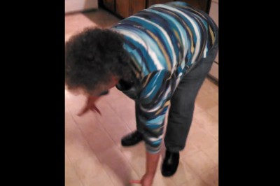 Babcia gotuje w kuchni kolację. Nagle w radiu słyszy ulubiony kawałek więc robi coś zdumiewającego!