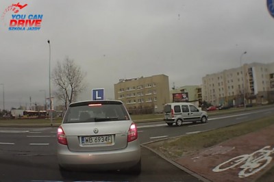 Blondynka wyjeżdża z warszawskiego WORDU! Zobacz jak szybko oblać egzamin na prawo jazdy!