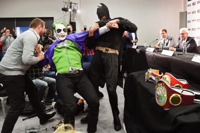 Bokser wpada na konferencję z Władimirem Kliczko w stroju Batmana! Pojechana akcja!