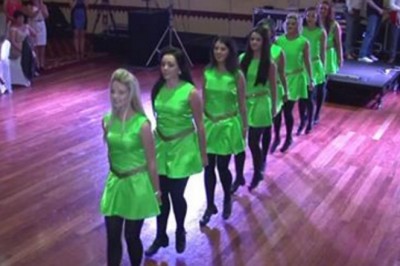 Byłam w swoim życiu na wielu weselach jednak takiego tańca nigdy nie widziałam! Ciekawe ile to ćwiczyły!