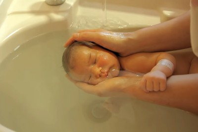 Byłam w szoku jak pielęgniarka obchodzi się z tym niemowlakiem! Jednak robiła coś niesamowitego! 