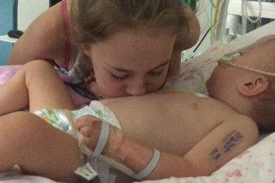 Całuje w brzuch swoją nieprzytomną siostrzyczkę! Lekarze nie mogli zrozumieć co zaczęło się dziać...