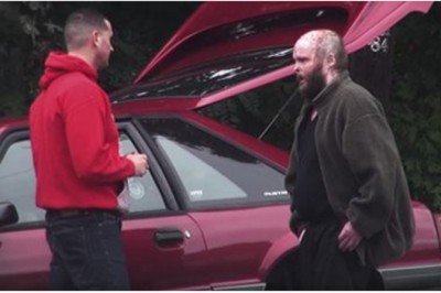 Chcieli tylko nagrać kolejny film na YT! Mężczyzna który się zatrzymał by pomóc zmienił wszystko! 