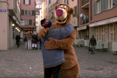 Chodził po ulicach przebrany za misia. Powód dla którego to robił chwyta za serce.