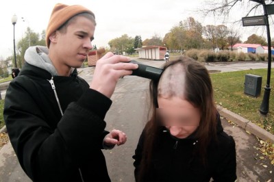 Chodź dziewczyno ogolę ci łeb na łyso! Ludzie zrobią wszystko dla pieniędzy!