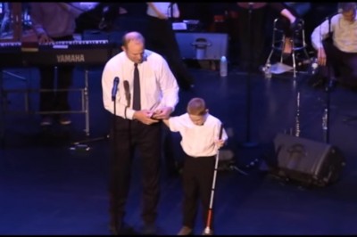 Chory na autyzm niewidomy dziesięciolatek tylko chciał zaśpiewać! To co wydarzyło się po chwili...Szok!