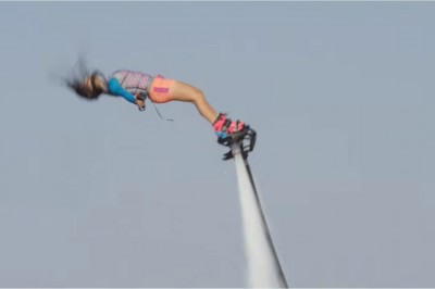 Ciężko oderwać oczy! Piękna mistrzyni świata we Flyboardzie daje niesamowite show na wodzie! 