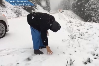 Cudowna 101 letnia kobieta rzucająca śnieżkami! Ludzie potrafią cieszyć się z małych rzeczy! 