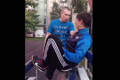 Cwaniak zaczepiał mniejszego od siebie na podwórku! Wtedy pojawia się jego obrońca i załatwia sprawę!