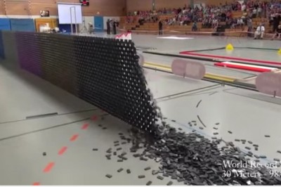 Czegoś takiego jeszcze nie widziałam! 128 000 kostek domino przewrócone jednym ruchem!