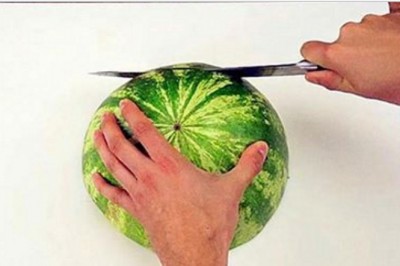 Dużego arbuza pokroił w bardzo nietypowy sposób! Od dziś zawszę tak będę kroiła ten owoc! 