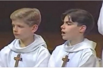 Dwóch ministrantów zaczyna śpiewać i nagle cały kościół wybucha głośnym śmiechem! Musisz to usłyszeć!