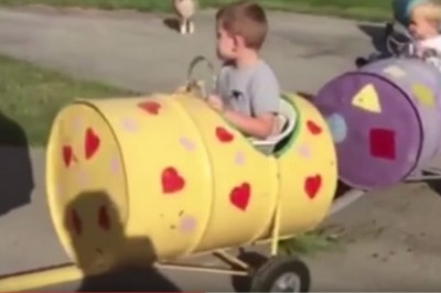 Dziadek zespawał kilka starych beczek. Gdy je połączył wyszło TO! Wnuki były zachwycone! 