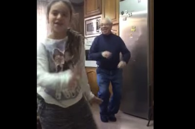 Dziewczyna tańczy przed kamerą w rytm Despacoto! Wtedy pojawia się dziadek i zupełnie kradnie show!