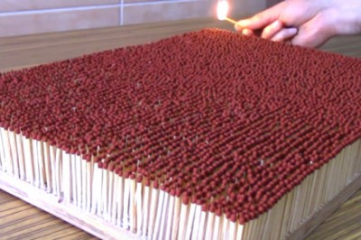 Efekt domina który hipnotyzuje! Zapalanie 6 tysięcy połączonych zapałek! 