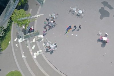 Facet zrzuca prezenty z drona. Gdy zaczęły sypać się dolary... sam zobacz.