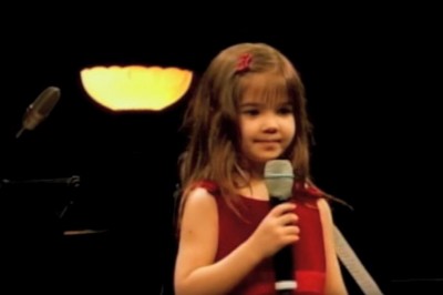 Gdy ją usłyszysz, nie uwierzysz że ma 5 lat! Gdy skończy śpiewać będziesz mieć łzy  w oczach! 