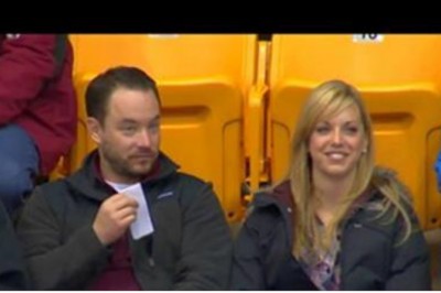 Gdy kamera zrobiła zbliżenie, wszyscy oczekiwali, że ją pocałuje! Wtedy mężczyzna wyciąga kartkę z napisem...