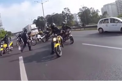 Grupa motocyklistów zablokowała ruch na autostradzie! Kierowcy zaczęli im klaskać gdy zrozumieli czemu! 