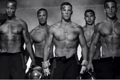 Grupa strażaków zgodziła się pozować do kalendarza na cele charytatywne! Zrobili to genialnie!