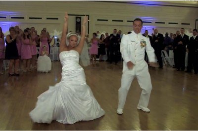 Ich pierwszy taniec zaczynał się całkiem zwyczajnie! Gdy zmieniła się piosenka - zaszaleli! 