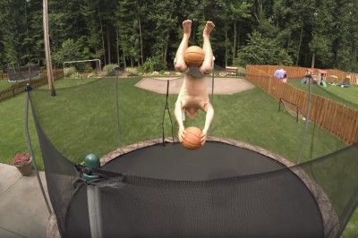 Jak ten chłopak to zrobił?! Takiego rzutu do kosza jeszcze nie widziałem!