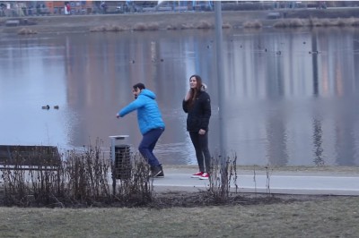 Jak wyrwać dziewczynę za pomocą kamienia i butelki? ;)