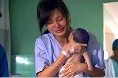 Jeden z bliźniaków przestał ruszać! To co zrobiła mama wywołało łzy taty i lekarzy!