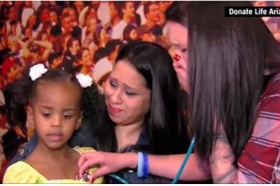 Jej syn zmarł w 2013 r. Trzy lata później mała dziewczynka poprosiła ją żeby posłuchała bicia jej serca!