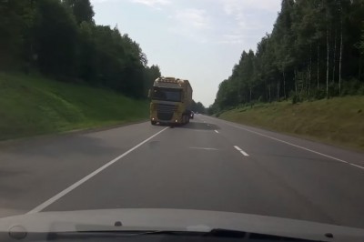 Kierowca zasnął za kółkiem! Ocknął się w ostatniej chwili, gdy leciał na czołówkę z ciężarówką!