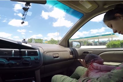 Kobieta zaczęła rodzić w aucie! Mąż wszystko nagrał kamerą! Duża dawka emocji! 