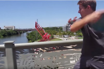 Koleś tym rzutem frisbee zdaje się przeczyć prawom fizyki. Nie uwierzysz kto je złapał! 