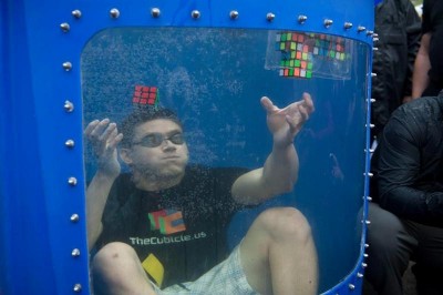 Koleś układa 8 kostek Rubika pod wodą na jednym wdechu. Jego mina mówi wszystko!