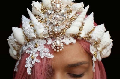 Korony dla morskich syrenek stworzone z prawdziwych muszli są najnowszym plażowym hitem!