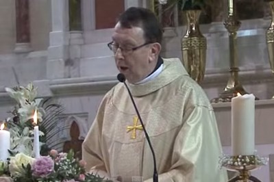 Ksiądz na ślubie zagiął swoim śpiewem nowożeńców i gości