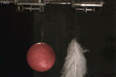 Kula do kręgli konta pierze w próżni. Co spadnie szybciej ? 