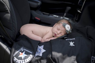 Lekarze odesłali ją ze szpitala i zaczęła rodzić w aucie! Policjant który przyjął poród zrobił dla niej coś pięknego!