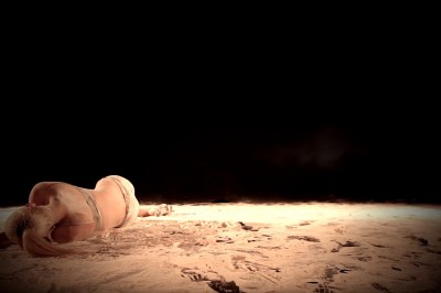 Leżąc na piasku wyglądała niewinnie, gdy zabrzmiała muzyka... Jej taniec może obudzić smoki! 