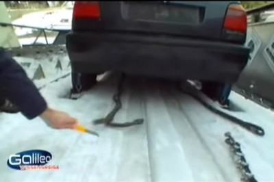 Ludzie to mają fantazję! Tak się lata Golfem 3 ze skoczni narciarskiej!