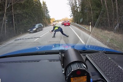 Ma się ten refleks! Skuteczne zatrzymanie uciekającego Opla przez policjanta!