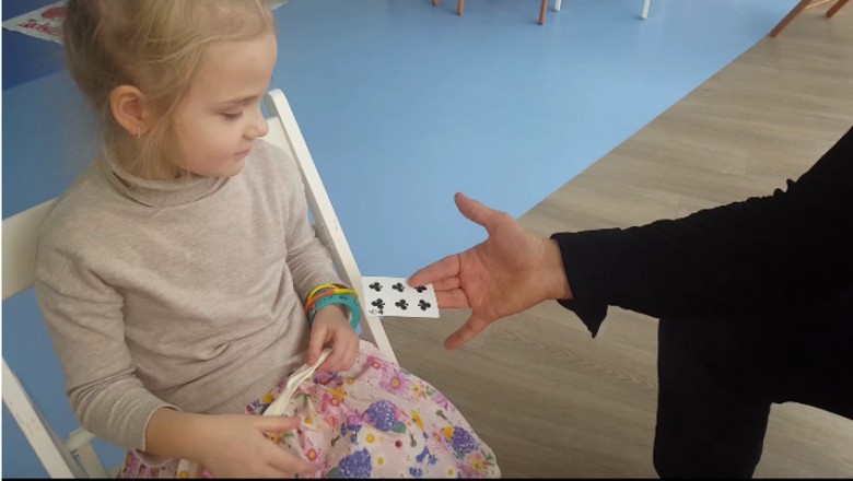 Magik chciał zaimponować sztuczką w przedszkolu! Zobacz jak demaskuje go mała dziewczynka!