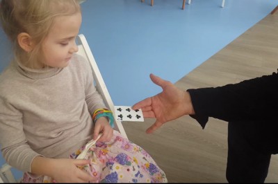 Magik chciał zaimponować sztuczką w przedszkolu! Zobacz jak demaskuje go mała dziewczynka! 