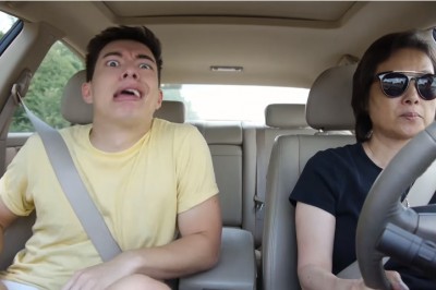 Mama nie jest zbyt zadowolona z tego co robi jej syn na fotelu obok! Teraz Zobacz jego twarz w 1:15!