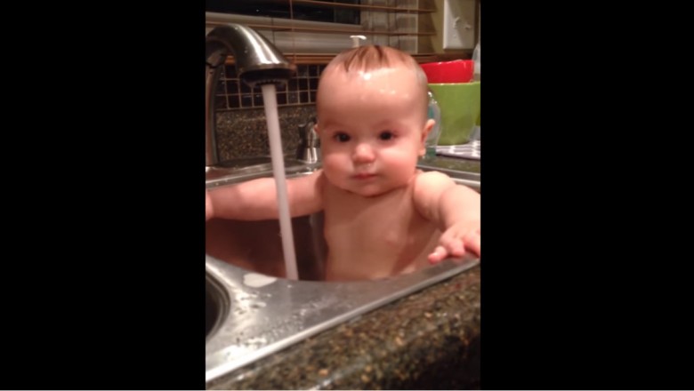 Mama postanowiła wykąpać maluszka w zlewie! Teraz zobacz jego reakcję gdy poleciała woda! 