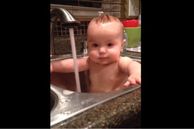 Mama postanowiła wykąpać maluszka w zlewie! Teraz zobacz jego reakcję gdy poleciała woda! 